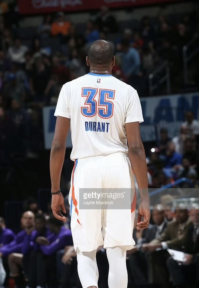 爱游戏体育俄克拉荷马雷霆训练开放日，国际比赛日造点机会引欢呼，NBA季后赛在即，球队文化再被提及的简单介绍